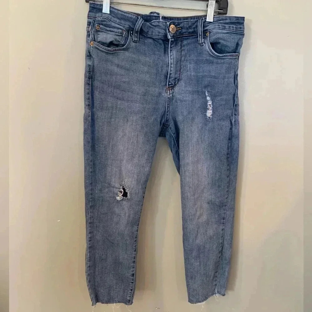 STS Blue Women’s Size 31 / 12 Distressed Blue Grunge Thrashed Cropped Jeans